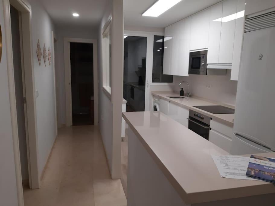 Nuevo-Luminoso Y Moderno. Parking Gratis!! Appartement Sevilla Buitenkant foto